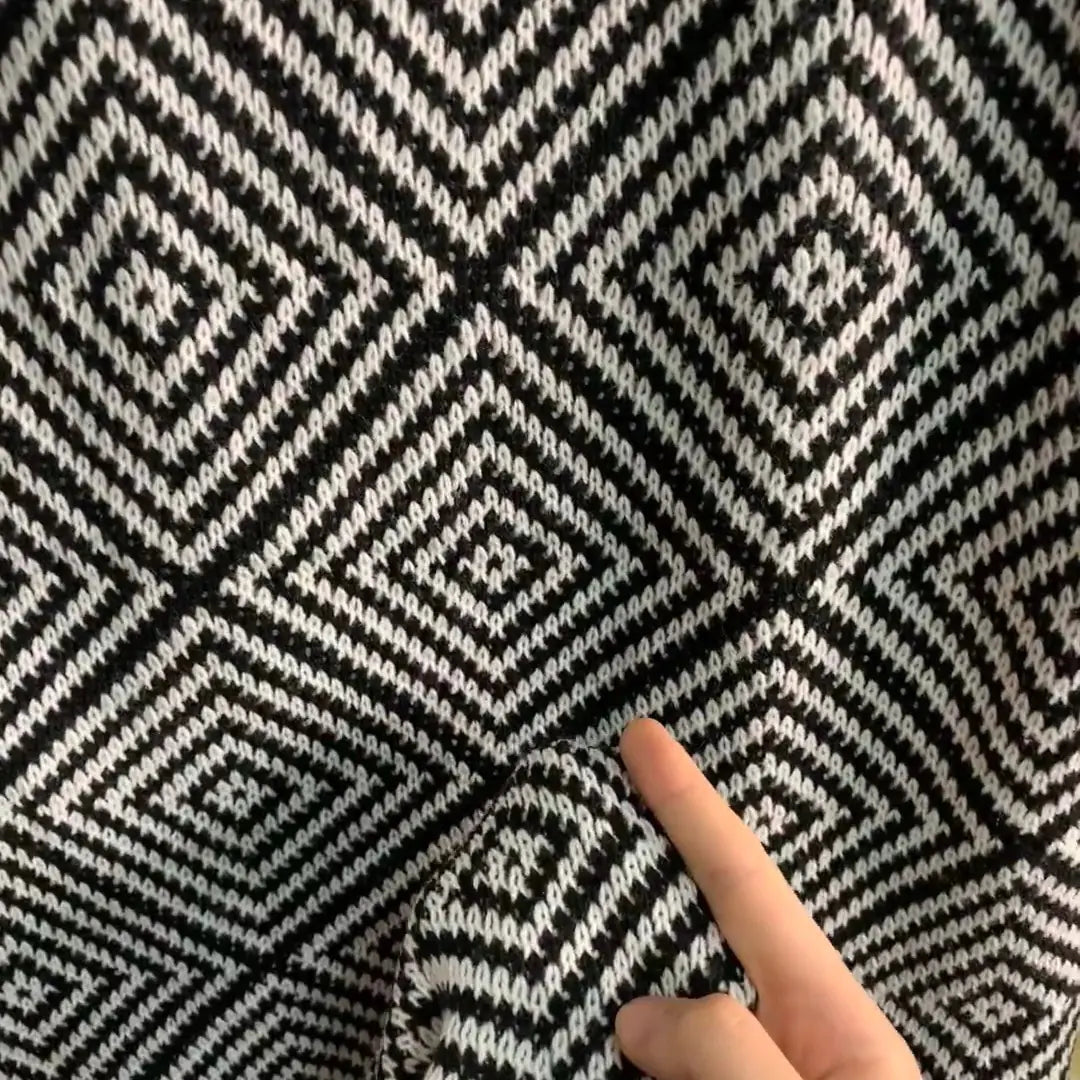 Geometric Pattern Knit Blanket for Sofa and Relaxation